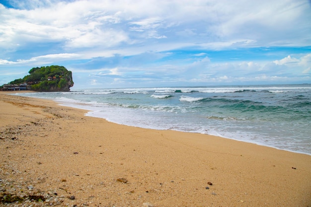Tropisch strand met wit zand turkoois water en blauwe lucht