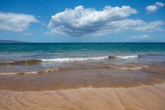 Tropisch strand met zeezand op zomervakantie