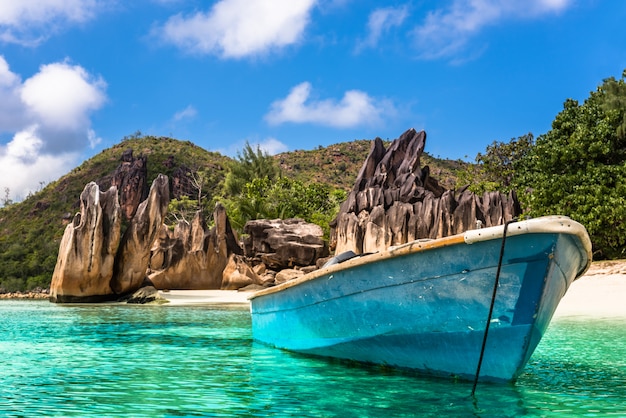 Tropisch strand op Curieuse-eiland Seychellen