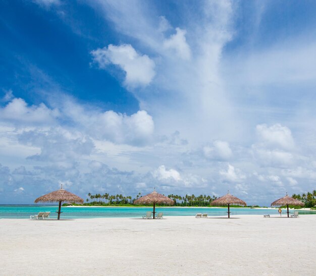 Tropisch strand op de Malediven