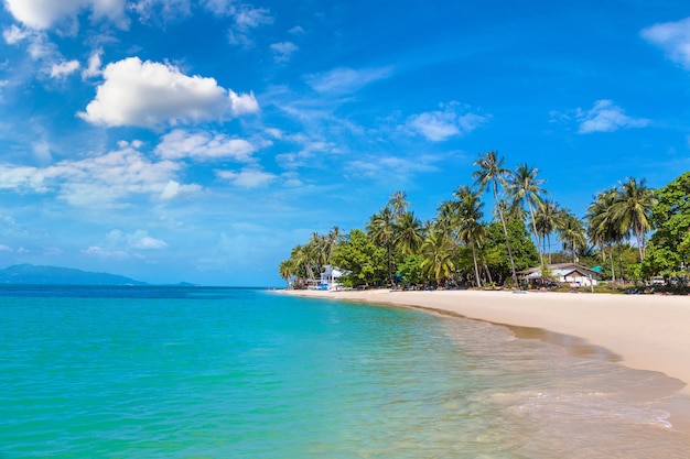 Tropisch strand op het eiland Koh Samui