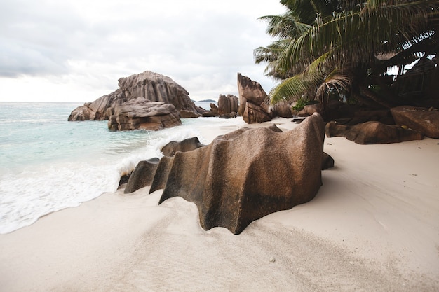 Tropisch strand op het eiland La Digue, Seychellen