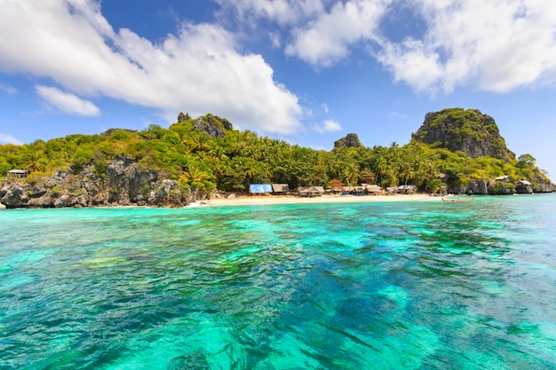 Tropisch strand prachtige zee en blauwe lucht bij Langka Jew Island Het is gelegen in de Golf van Thai