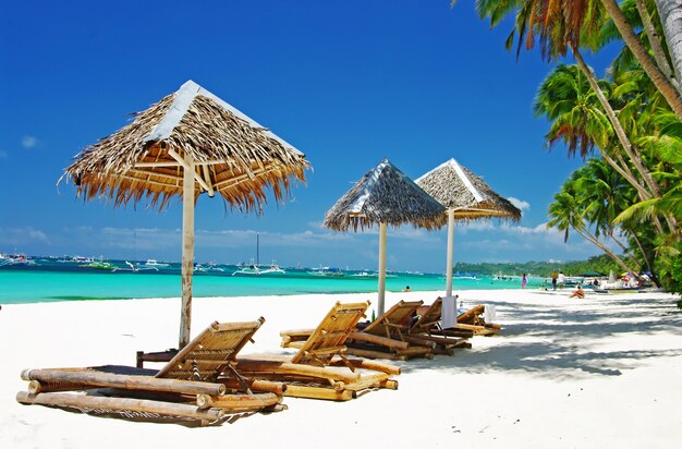 Tropisch strandlandschap met kokospalmen en turkooise overzees. boracay-eiland, filippijnen