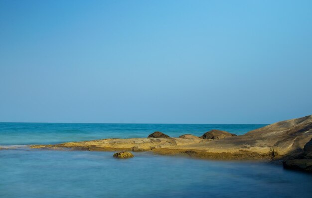 Tropisch strandlandschap prachtige rotsen en blauwe lucht