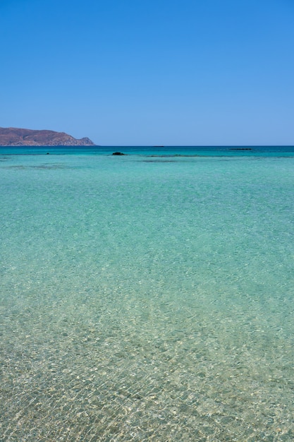 Tropisch turquoise zeewater met heldere lucht aan de horizon.