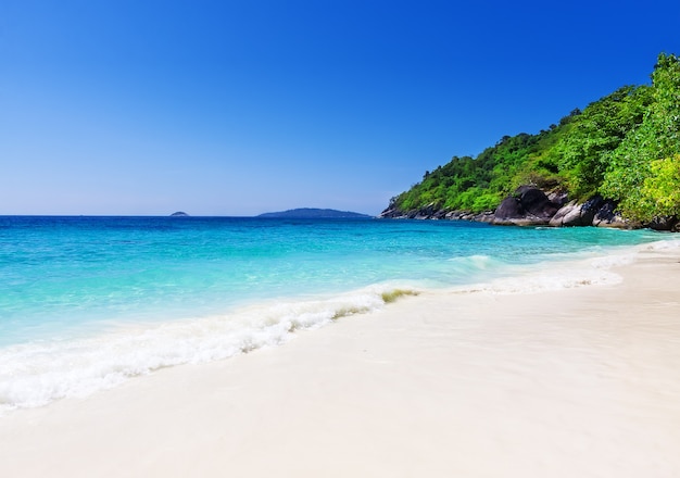 Tropisch wit zandstrand arainst blauwe hemel. Similan-eilanden, Thailand, Phuket.