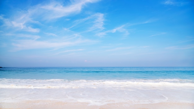 Tropisch zandstrand met blauwe oceaan en blauwe hemel