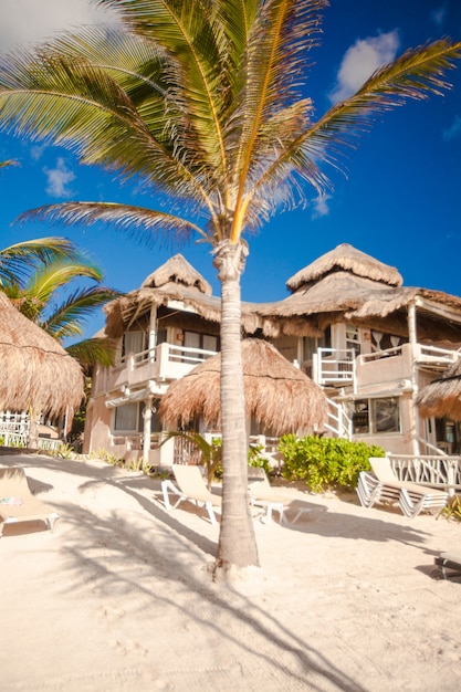 Tropisch zonnig strand in een prachtige exotische resort