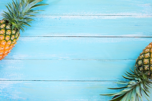 Tropische ananas op houten plank blauwe kleur