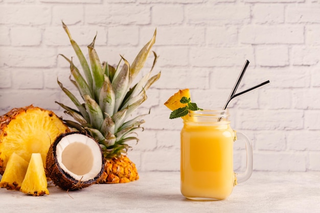 Tropische ananassmoothie in een stenen pot, selectieve focus