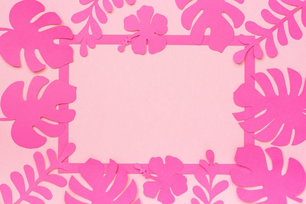 Tropische bladeren patroon Trendy tropische bladeren van papier, frame op roze achtergrond, creatieve papier kunst