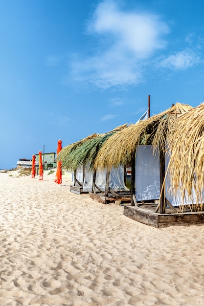 Tropische bungalow op het strand