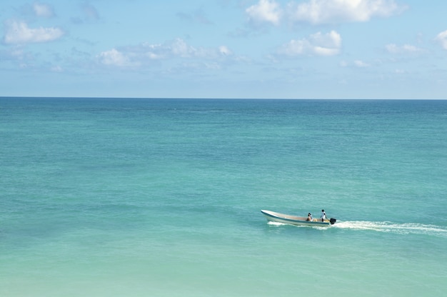 Tropische Caraïbische overzees met boot op turkoois