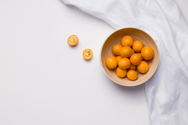 Tropische citrusvruchten kumquat in een kom