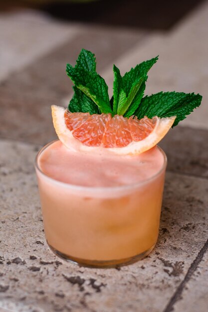 Tropische cocktail gemaakt met grapefruit en munt