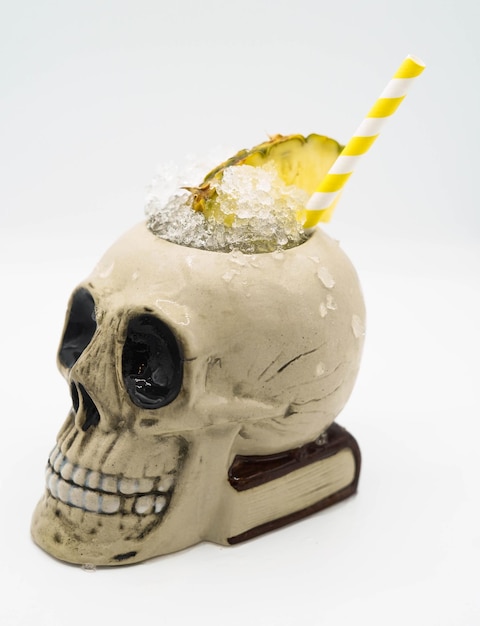 Tropische cocktail geserveerd in een schedelvormig glas