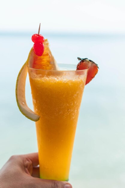 Tropische cocktail geserveerd op het strand. Zomertijd