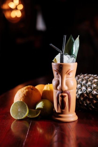 Tropische cocktail met fruit