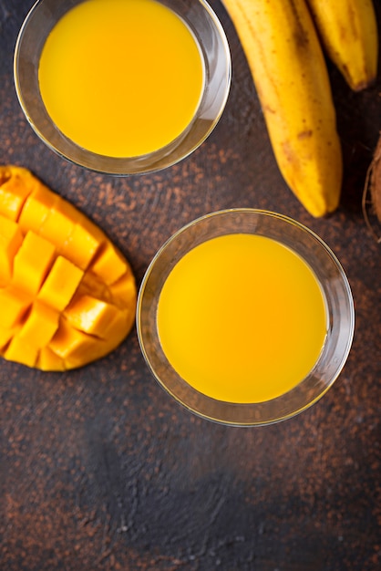 Tropische cocktail met mango op donkere achtergrond