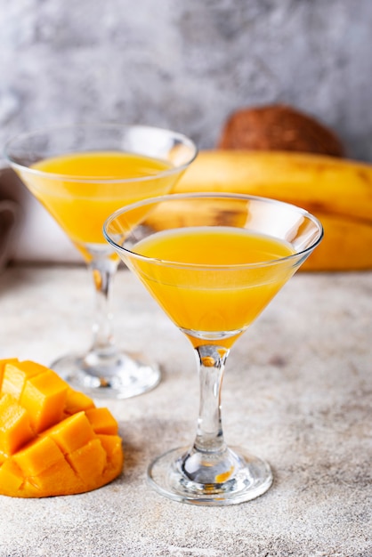 Tropische cocktail met mango op lichte achtergrond