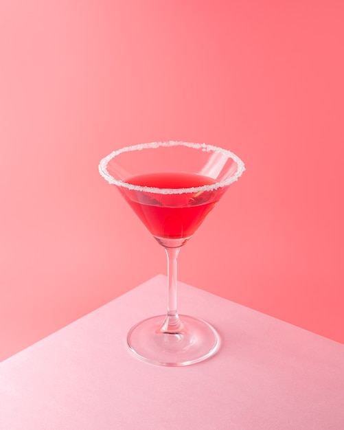 Tropische cocktail op levendig roze