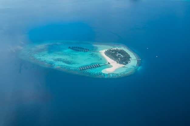 Tropische eilanden en atollen in de Maldiven vanuit luchtfoto.