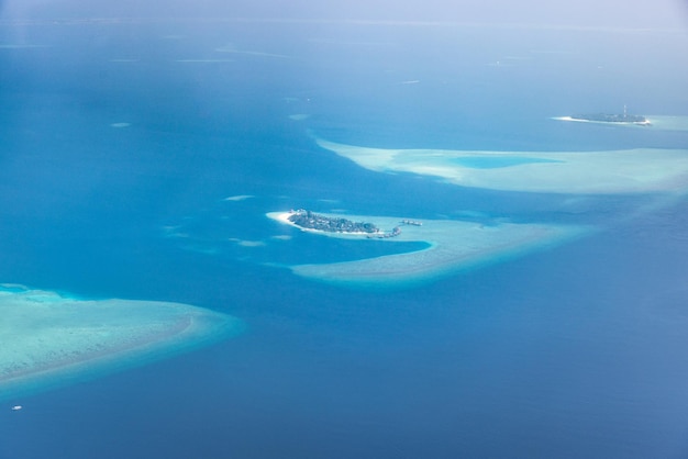 Tropische eilanden en atollen in de Malediven vanuit luchtfoto. Beroemde reisbestemming en luxe vakantie