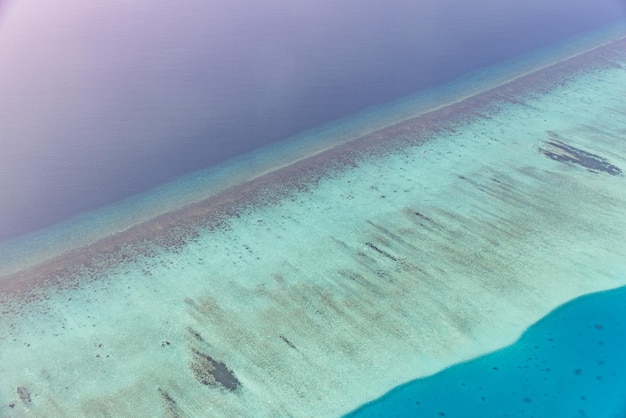 Tropische eilanden en atollen in de Malediven vanuit luchtfoto. Beroemde reisbestemming en luxe vakantie