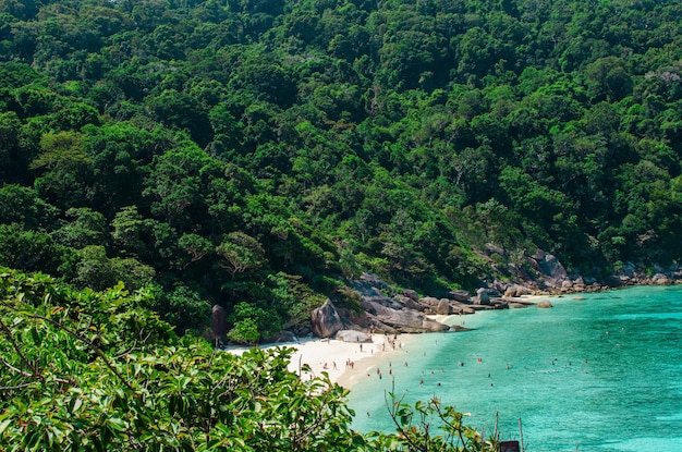 Tropische eilanden van oceaanblauw zeewater en wit zandstrand op de Similan-eilanden met het beroemde Sail Rock Phang Nga Thailand natuurlandschap