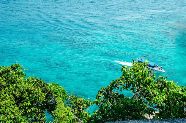 Tropische eilanden van oceaanblauw zeewater en wit zandstrand op de Similan-eilanden met het beroemde Sail Rock Phang Nga Thailand natuurlandschap
