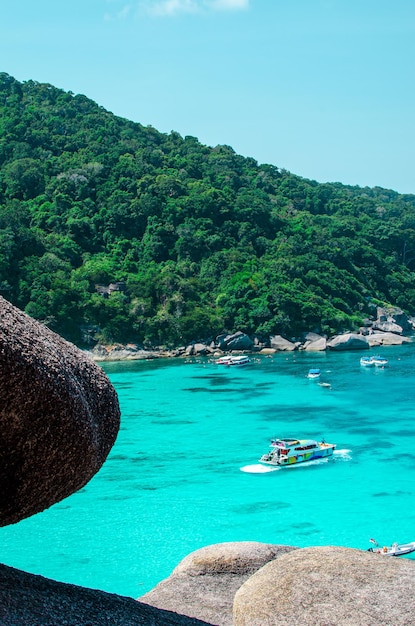 Tropische eilanden van oceaanblauw zeewater en wit zandstrand op de Similan-eilanden met het beroemde Sail Rock Phang Nga Thailand natuurlandschap