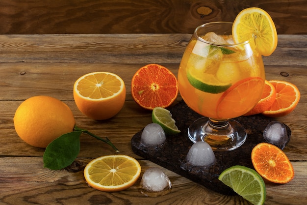 Tropische fruitcocktail met ijs op houten lijst