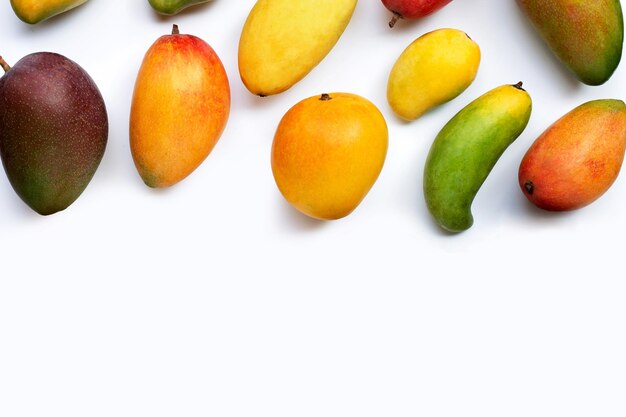 Tropische fruitmango op witte achtergrond