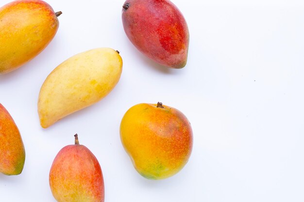 Tropische fruitmango op witte achtergrond