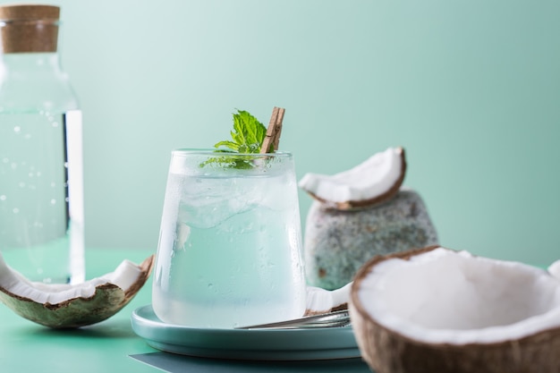 Tropische harde seltzercocktail met kokoswater en ijs