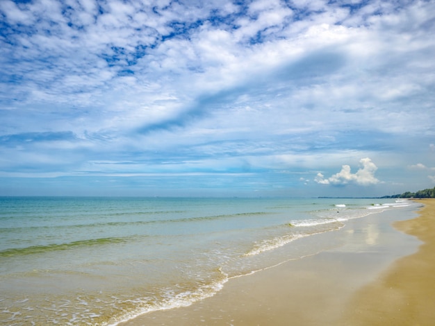 Tropische idyllische oceaan Blauwe lucht en mooi strand