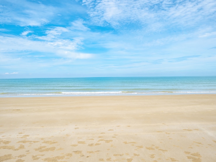 Foto tropische idyllische oceaan blauwe lucht en mooi strand