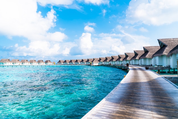 tropische Maldiven resort hotel en eiland met strand en zee voor vakantie vakantie concept