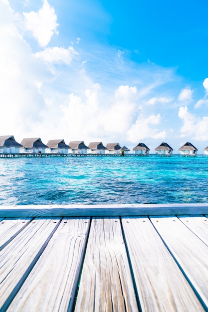 tropische Maldiven resort hotel en eiland met strand en zee voor vakantie vakantie concept
