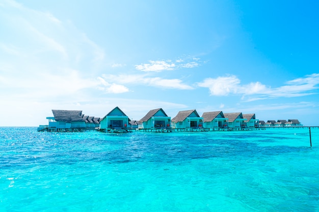 tropische Maldiven resort hotel en eiland met strand en zee voor vakantie vakantie concept