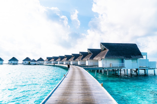 Foto tropische maldiven resort hotel en eiland met strand en zee voor vakantie vakantie concept