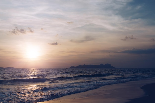 Tropische natuur schone strand zonsondergang hemel tijd met zonlicht