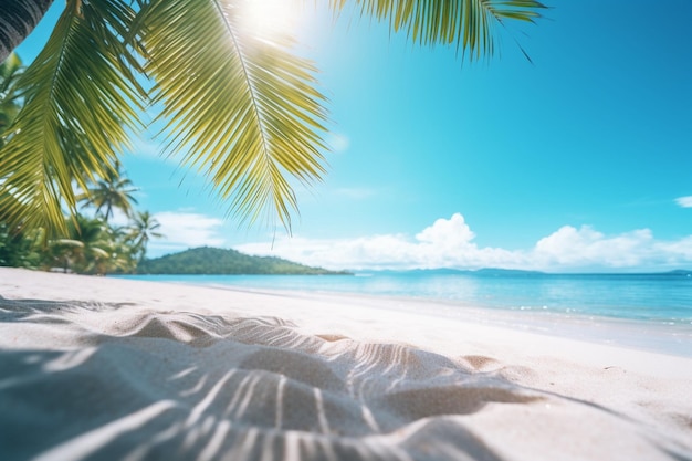 Tropische natuur schoon strand en wit zand in de zomer met zon lichtblauwe lucht en bokeh achtergrond