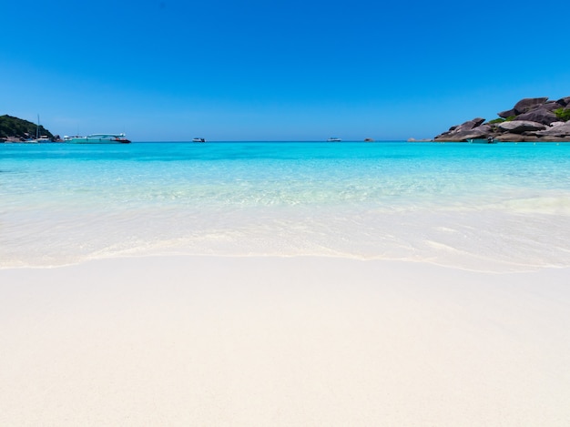 Foto tropische stranden hebben warm, helderblauw water en een blauwe hemelachtergrond of landschap op de similan-eilanden