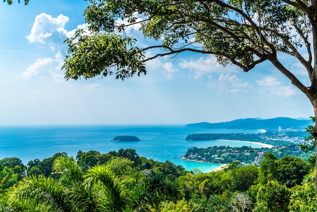 Tropische strandhorizon op Karon-meningspunt in Phuket, Thailand