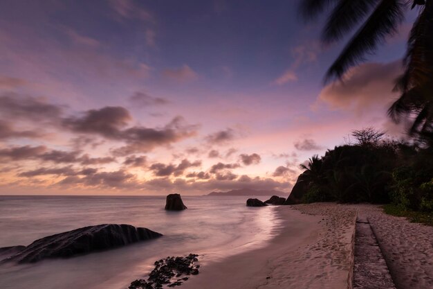 Tropische strandzonsondergang Seychellen