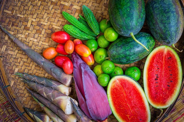 Tropische verse groenten en fruit biologisch voor een gezonde levensstijl Arrangement verschillende groenten