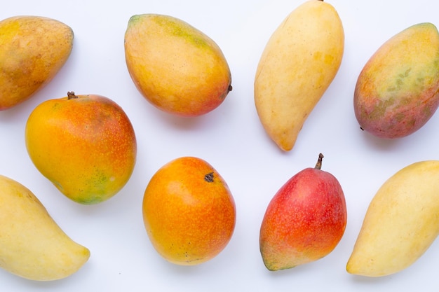 Tropische vrucht Mango op witte achtergrond