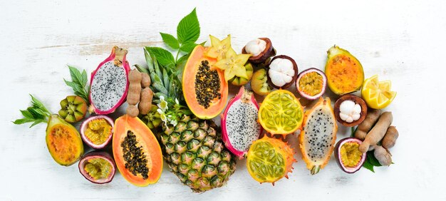 Tropische vruchten op een witte achtergrond papaya mangosteen cactus fruit pytahaya ananas Bovenaanzicht Vrije ruimte voor tekst